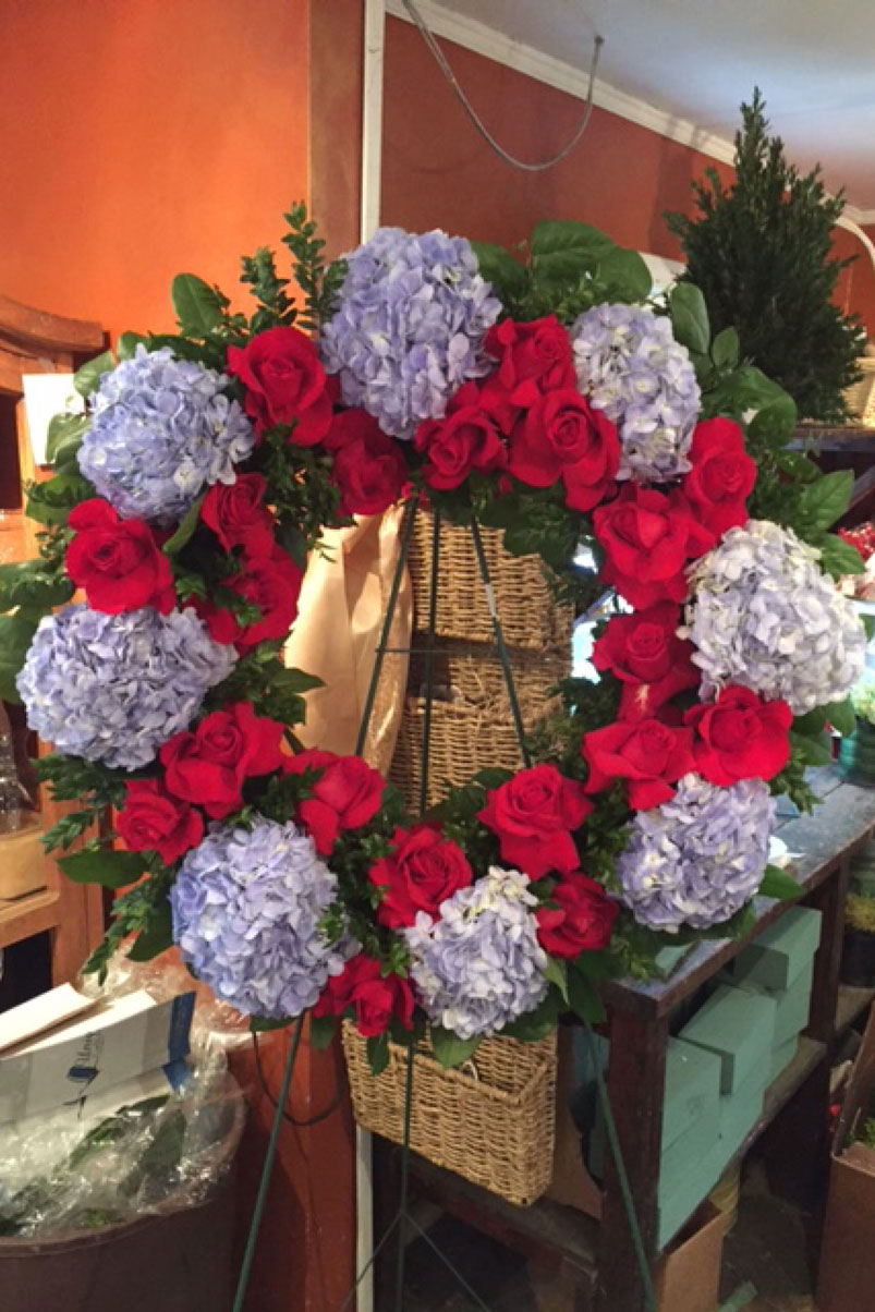 hydrangea-red-roses-green-wreath-fresh-floral-arrangement