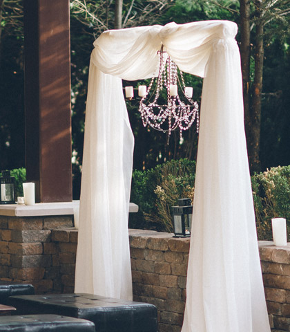 event decor chandeliere white arch