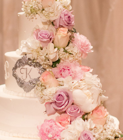 fresh flowers wedding cake